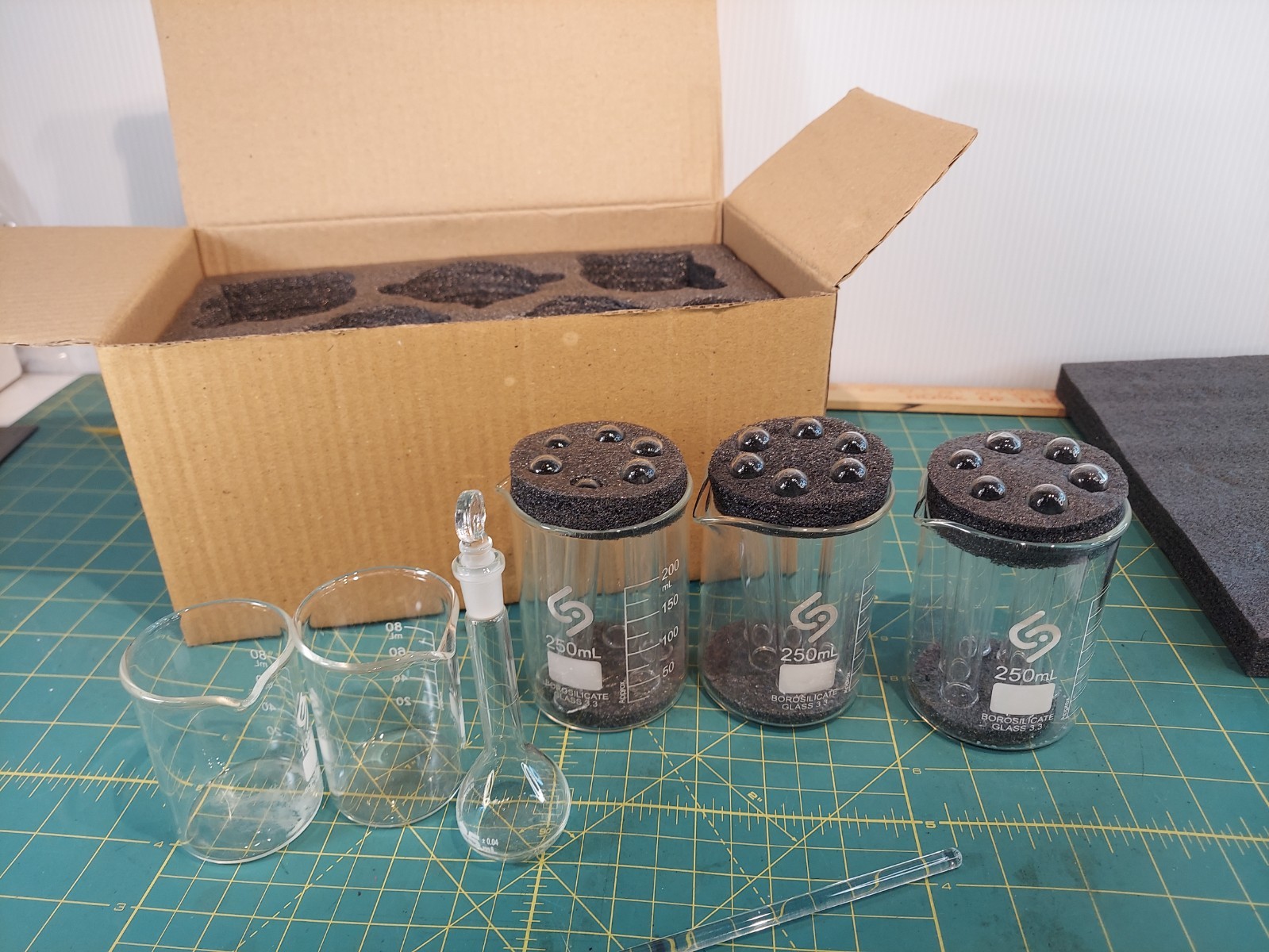 Basic Lab Glassware Expand Set New Beakers and Test Tubes