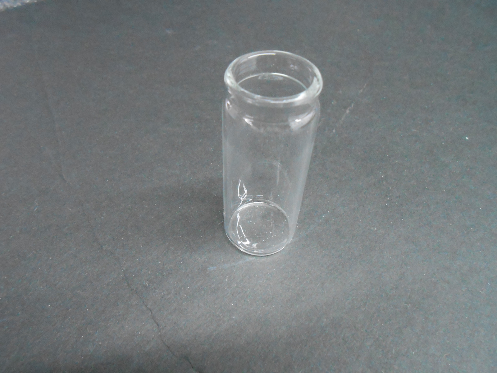 LOT OF 140pcs OF 20 x 50mm CLEAR GLASS VIALS WITH CLOSURE.
