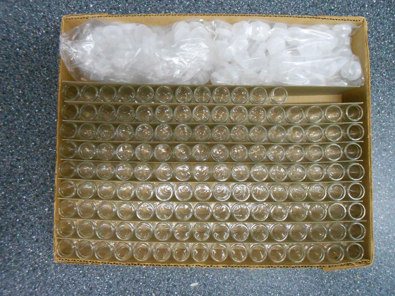 LOT OF 140pcs OF 20 x 50mm CLEAR GLASS VIALS WITH CLOSURE.