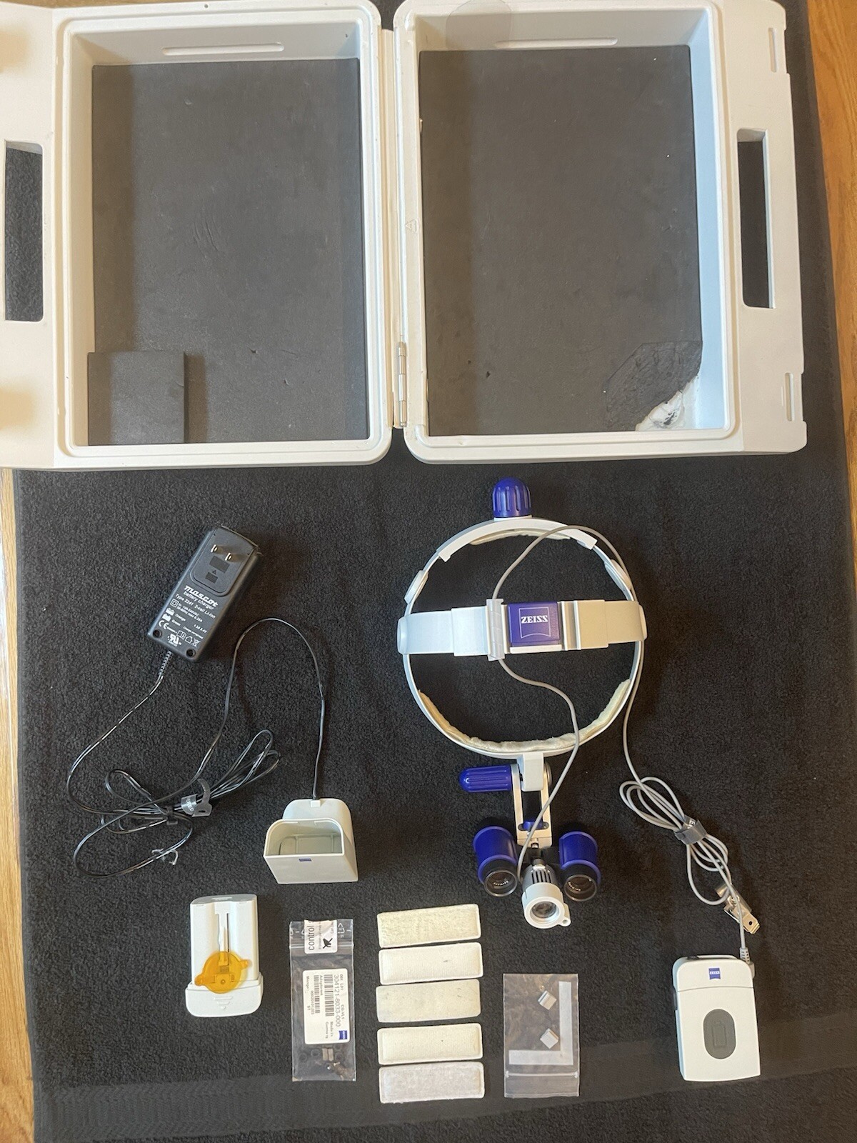Zeiss Stereoscopic Headband Magnification 4.3 X Loupes, Lamp,battery charger,